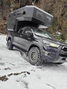 KROZADO ALPINE Hardtop Wohnkabine demonstrating four-season off-grid capability and heavy-duty insulation in the snow.