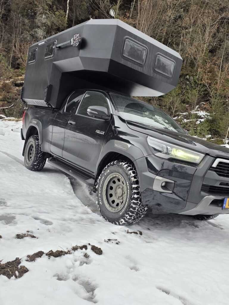 KROZADO ALPINE Hardtop Wohnkabine demonstrating four-season off-grid capability and heavy-duty insulation in the snow.