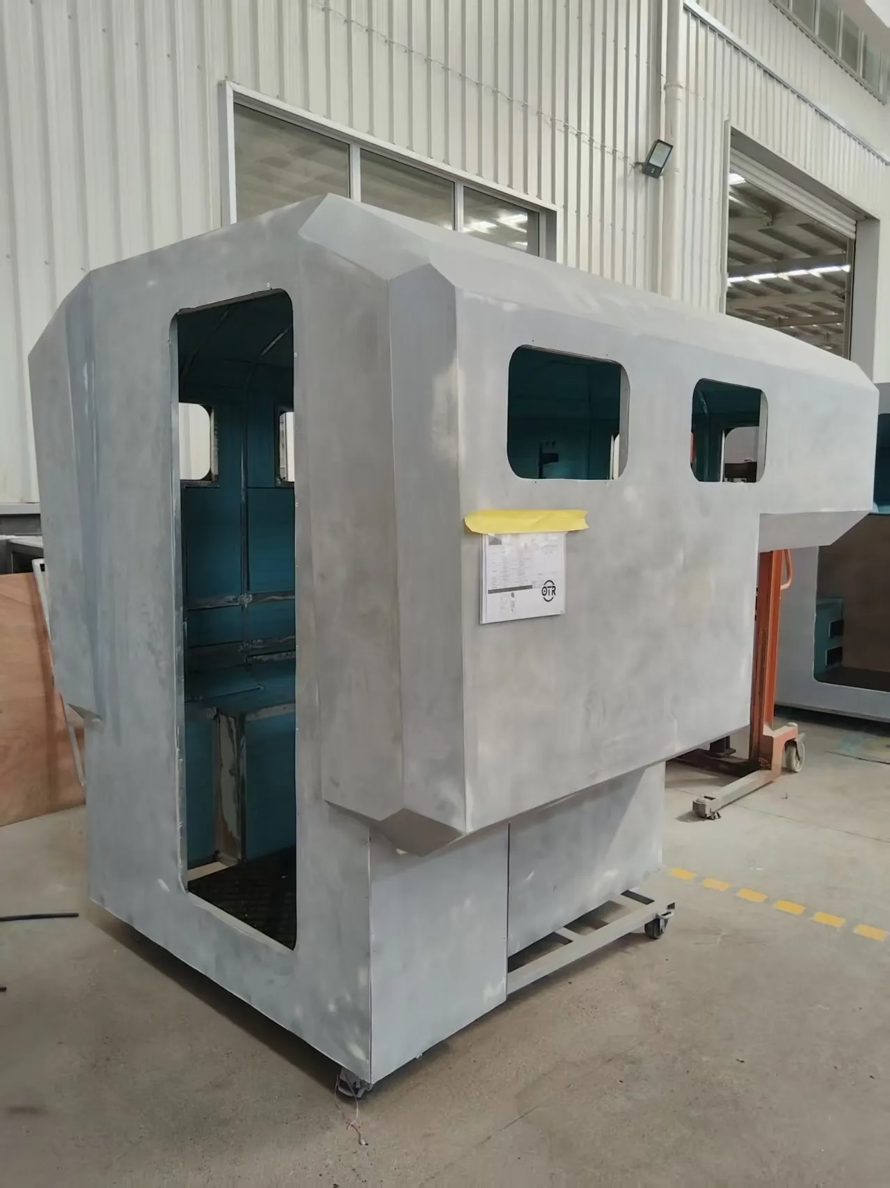 Empty fiberglass camper shell Leerkabine
